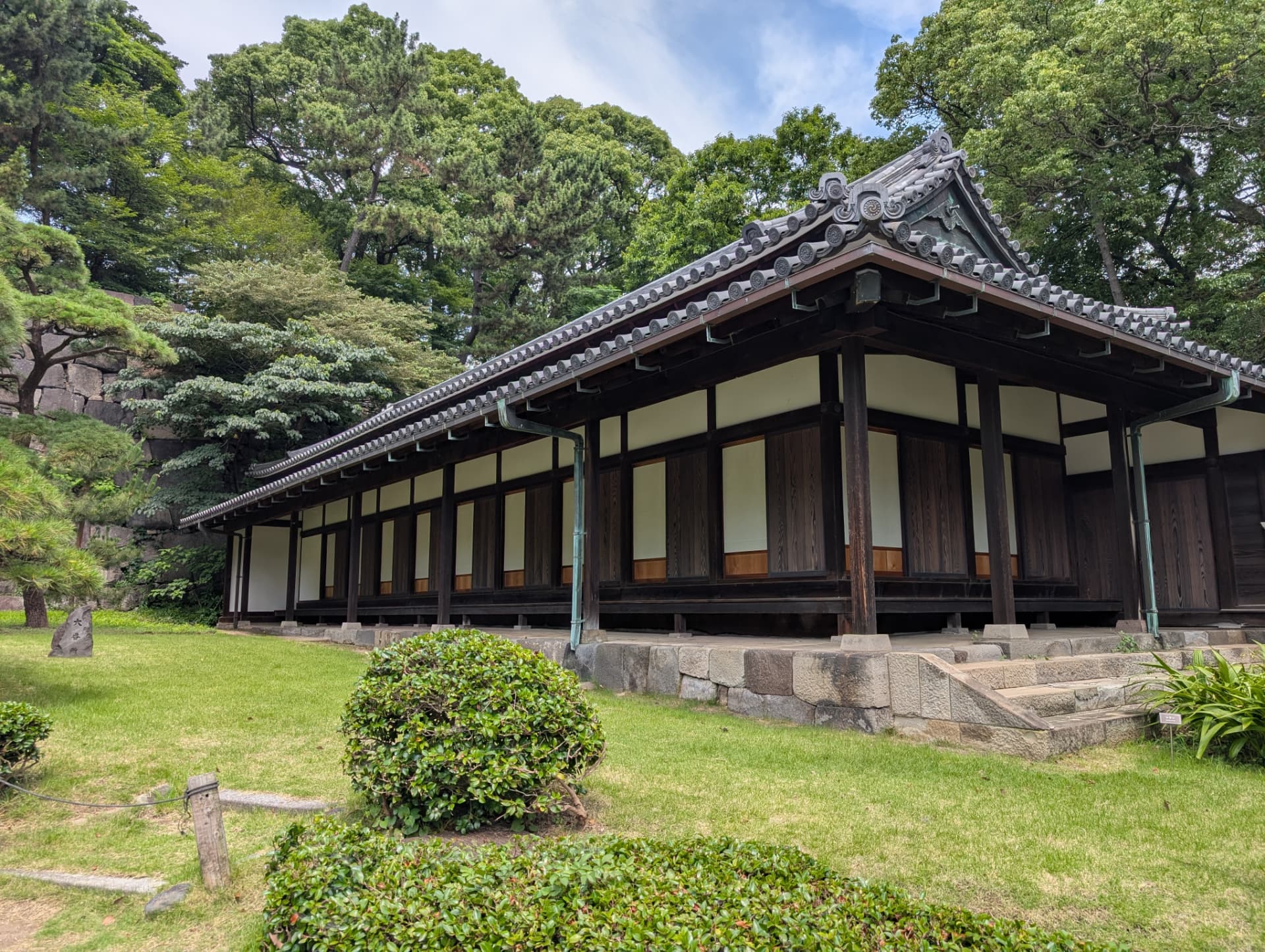 Traditionell byggnad i Kejsarpalatsets trädgård i Tokyo