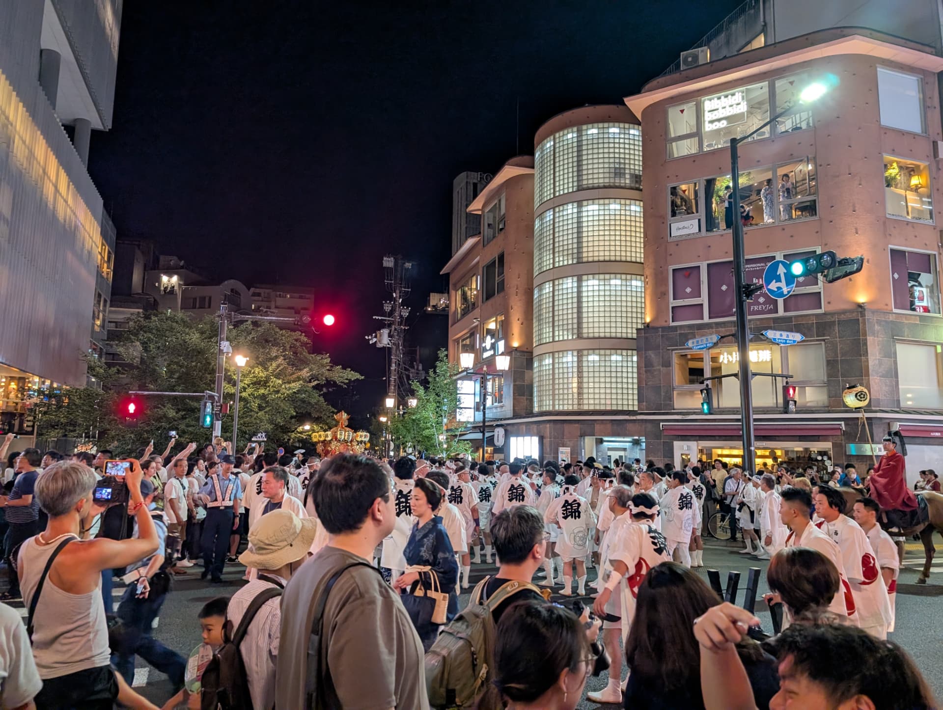 Matsuri-parad på gatorna i Kyoto en sommarkväll