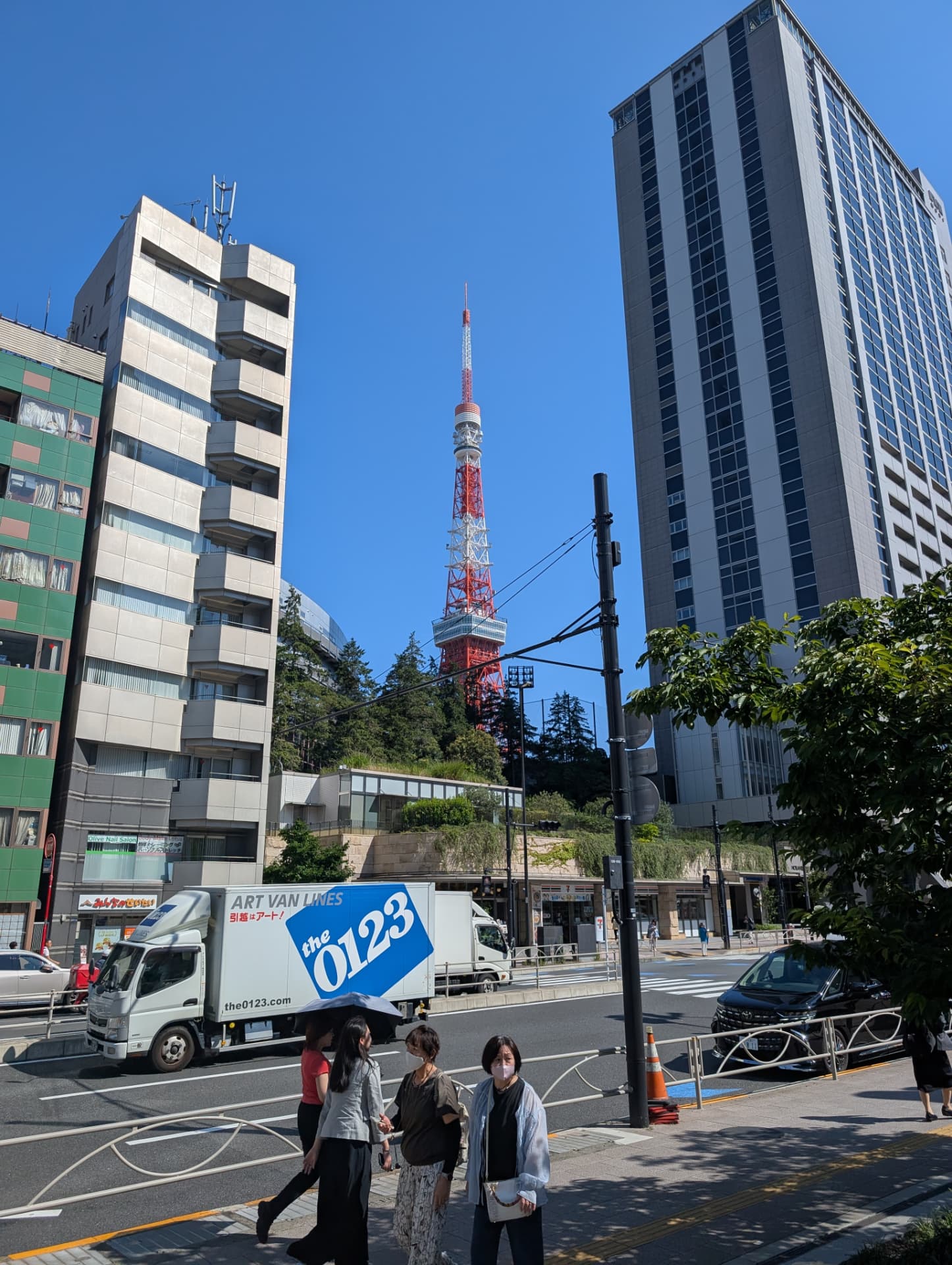 Tokyo Tower sedd från gatunivå en solig dag