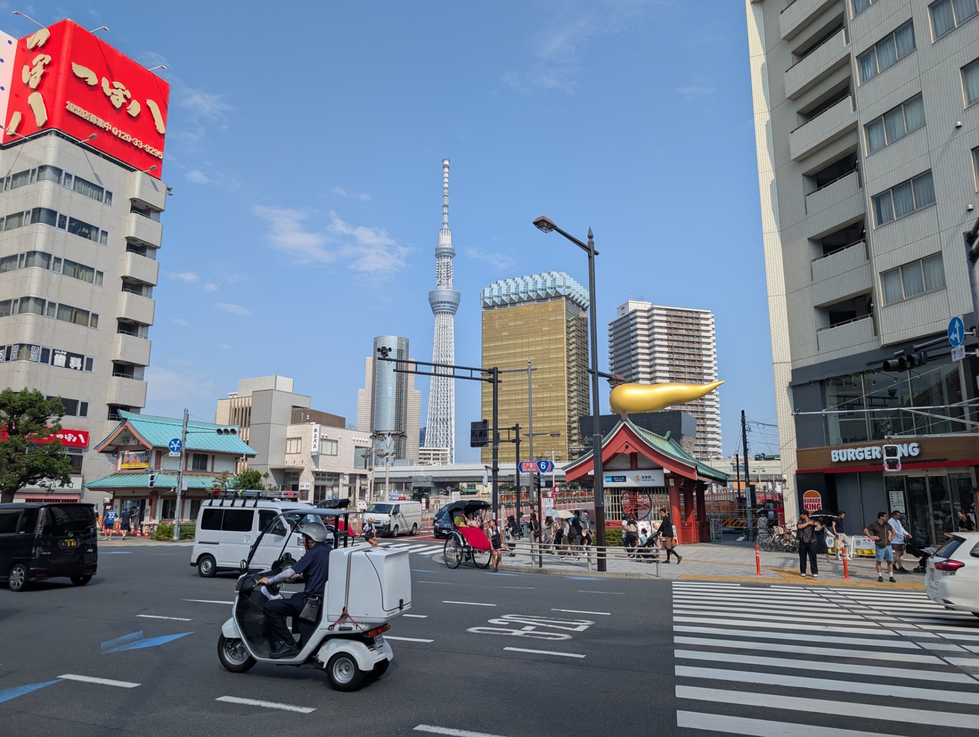 Gatuvy i Asakusa med Tokyo Skytree i bakgrunden