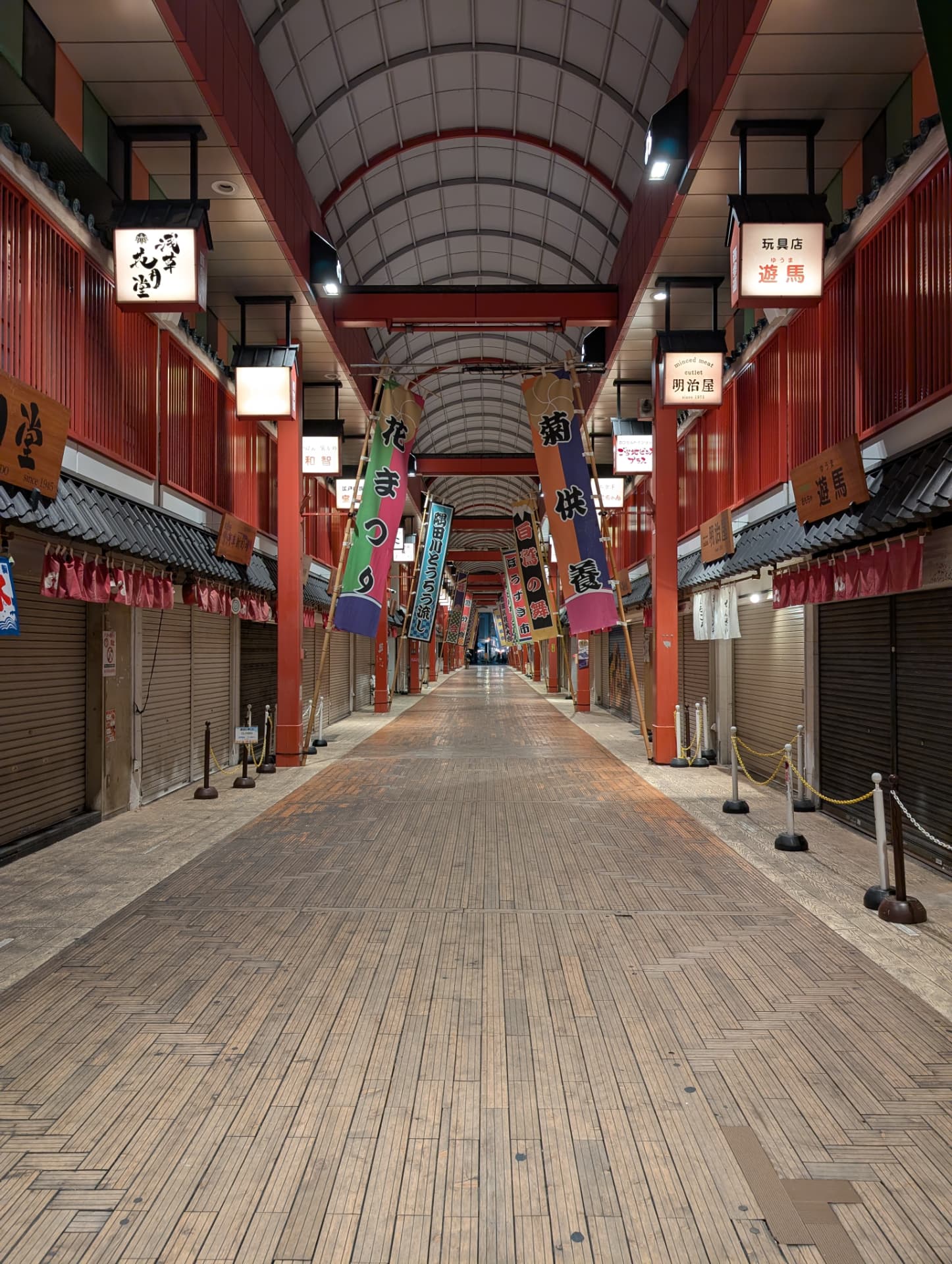 Täckt shoppinggalleria med färgglada banderoller i Asakusa, Tokyo