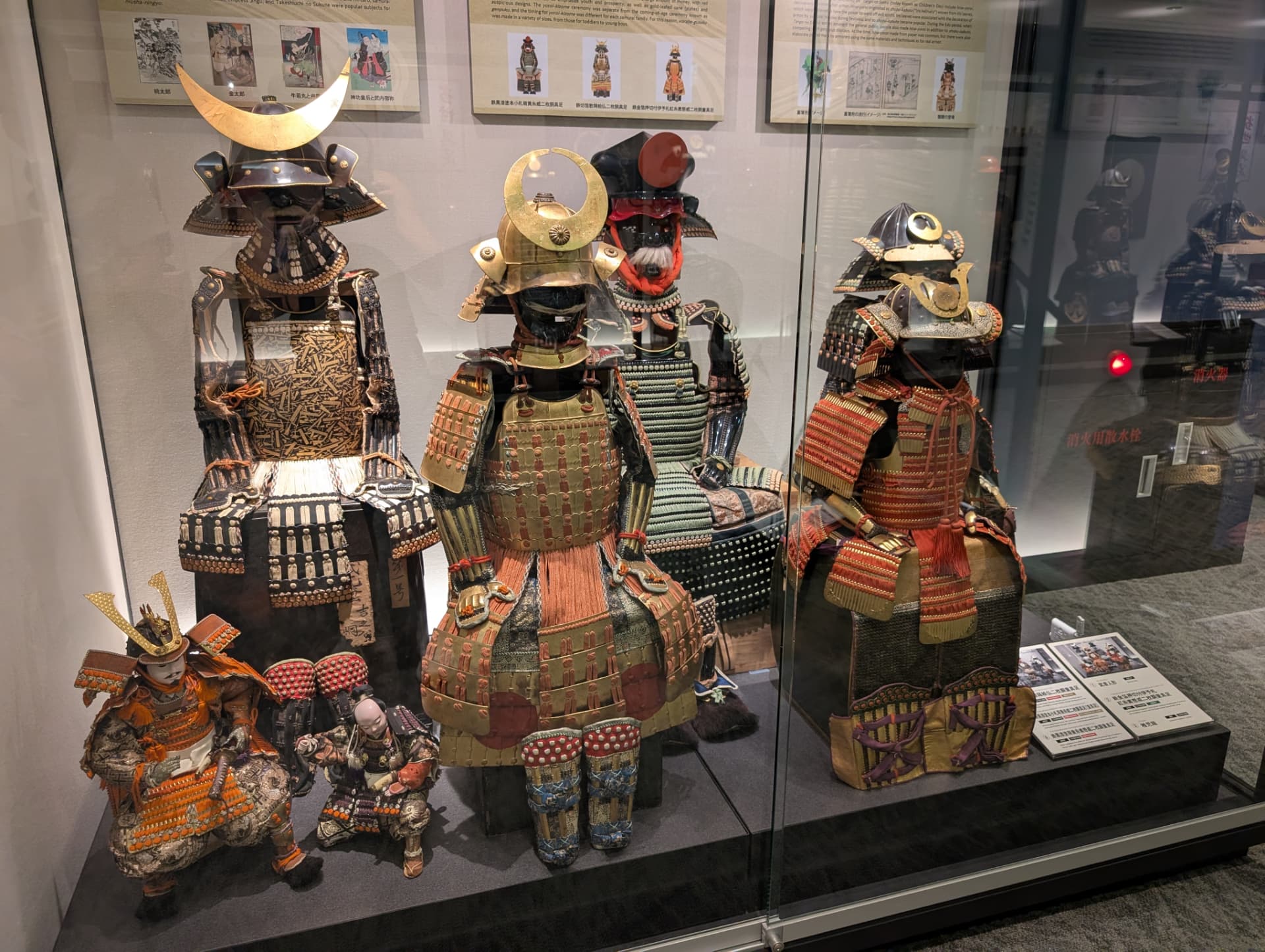Samuraidräkter och rustningar i monter på museum