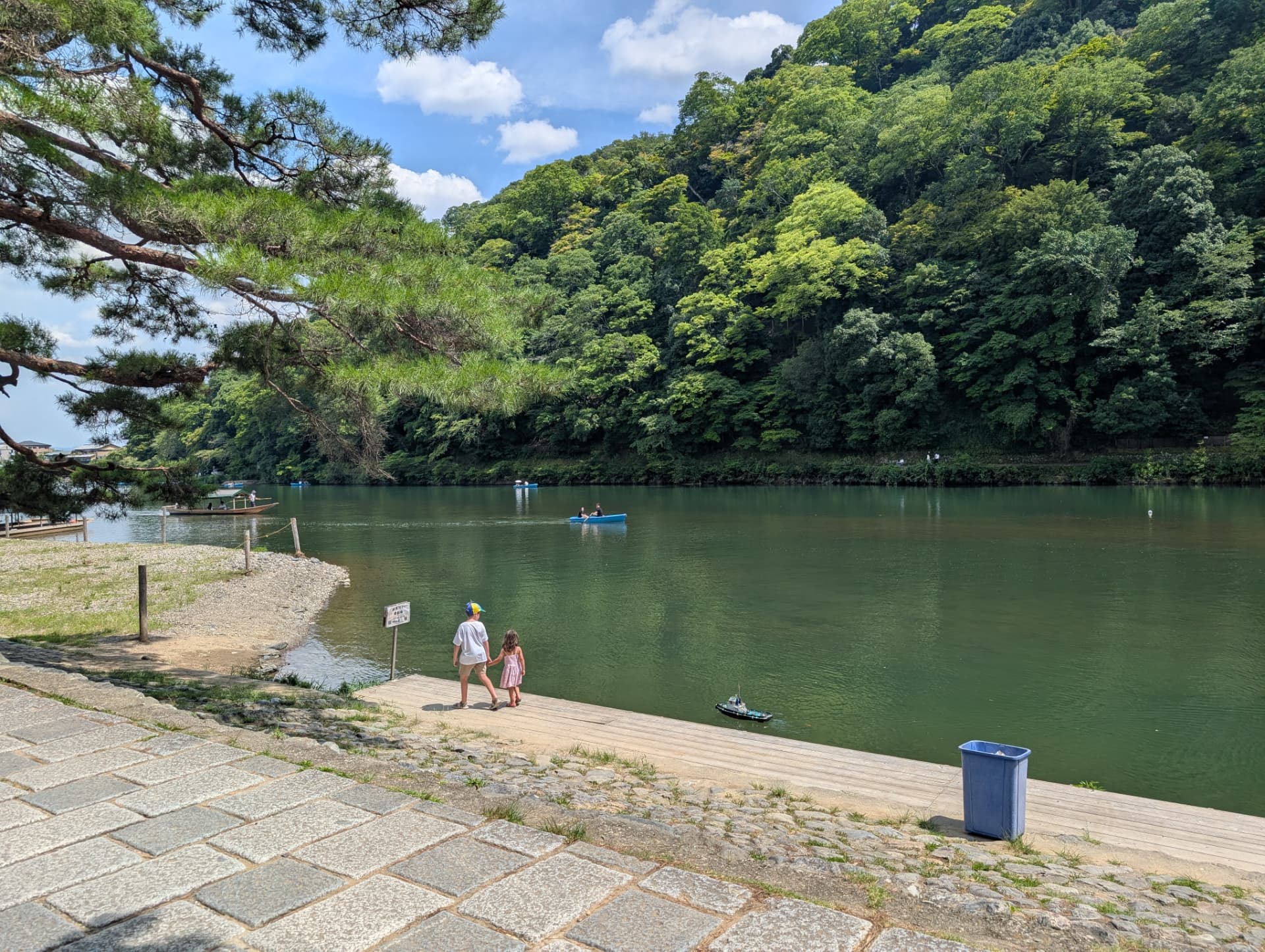 Båtar på floden i Arashiyama utanför Kyoto