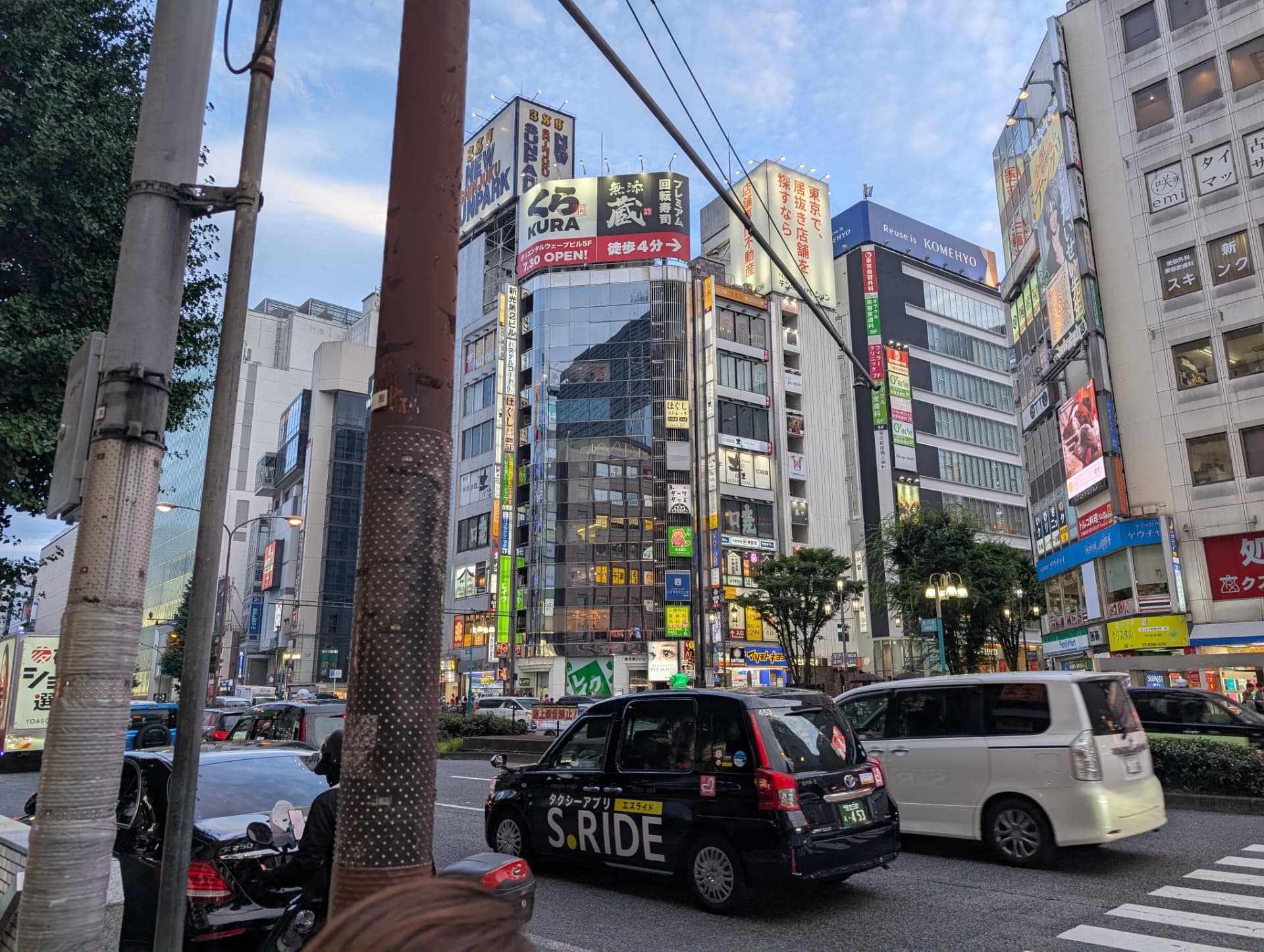 Neonskyltar och taxi på gatan i Shinjuku, Tokyo