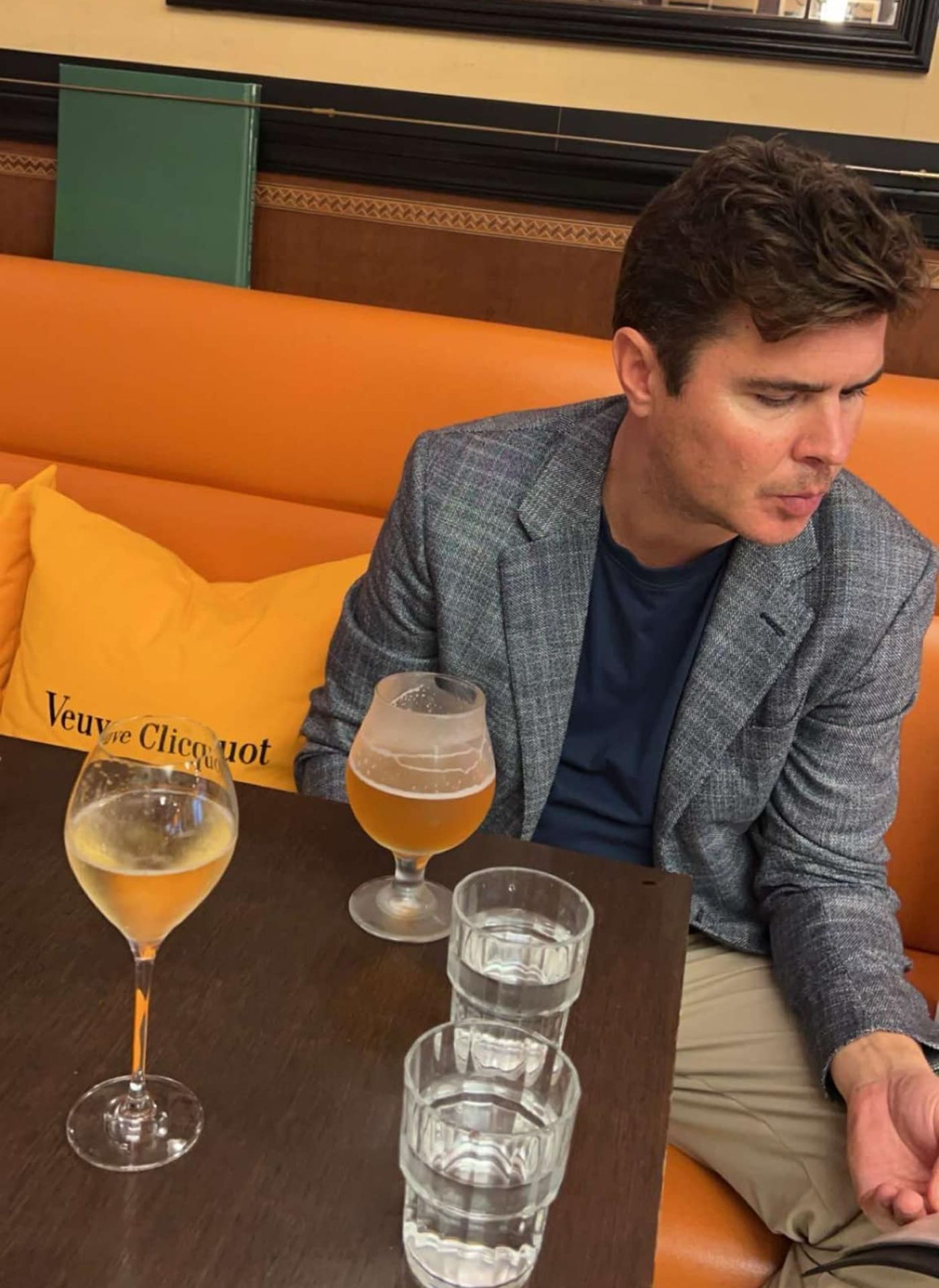 Drinkar på bar