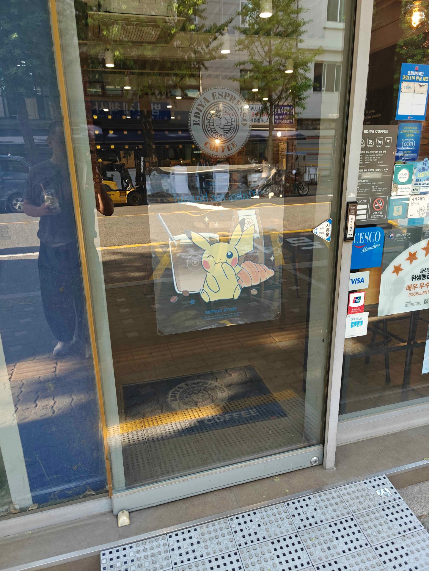 Ediya Coffee med Pikachu-dekal i fönstret