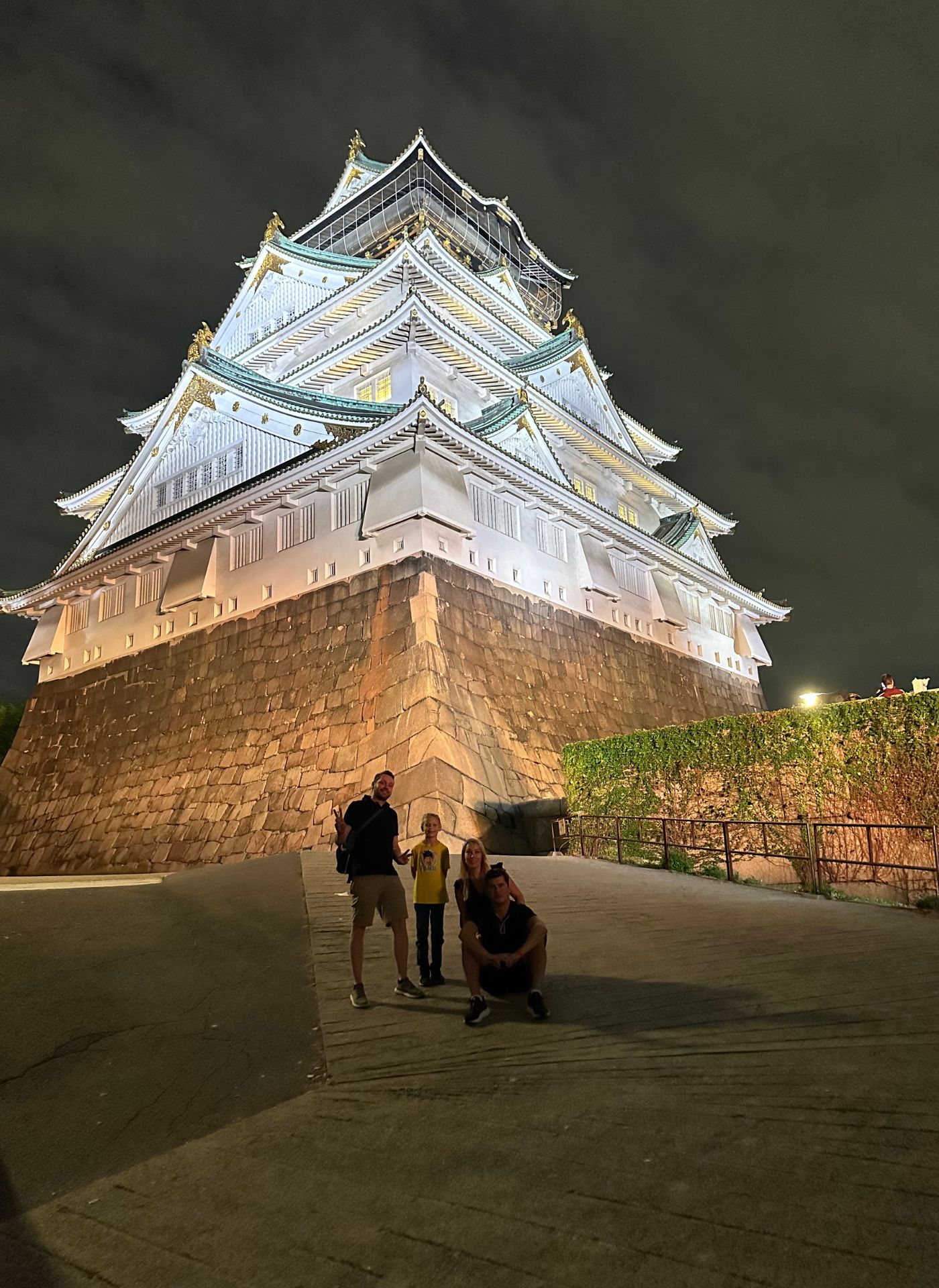 Familjefoto vid tempel