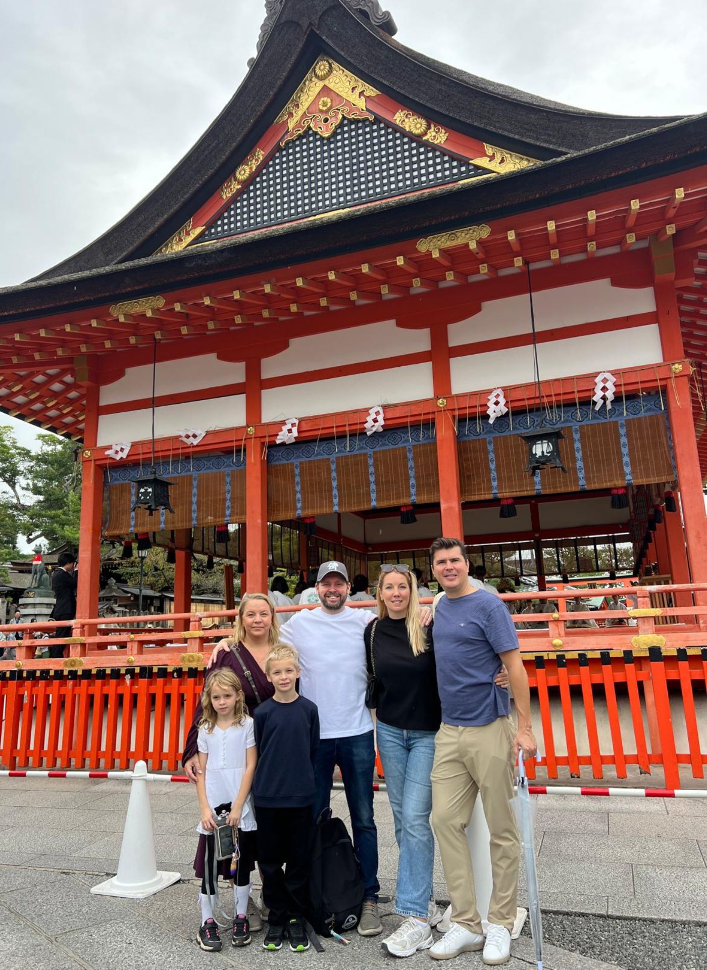 Gruppfoto vid tempel