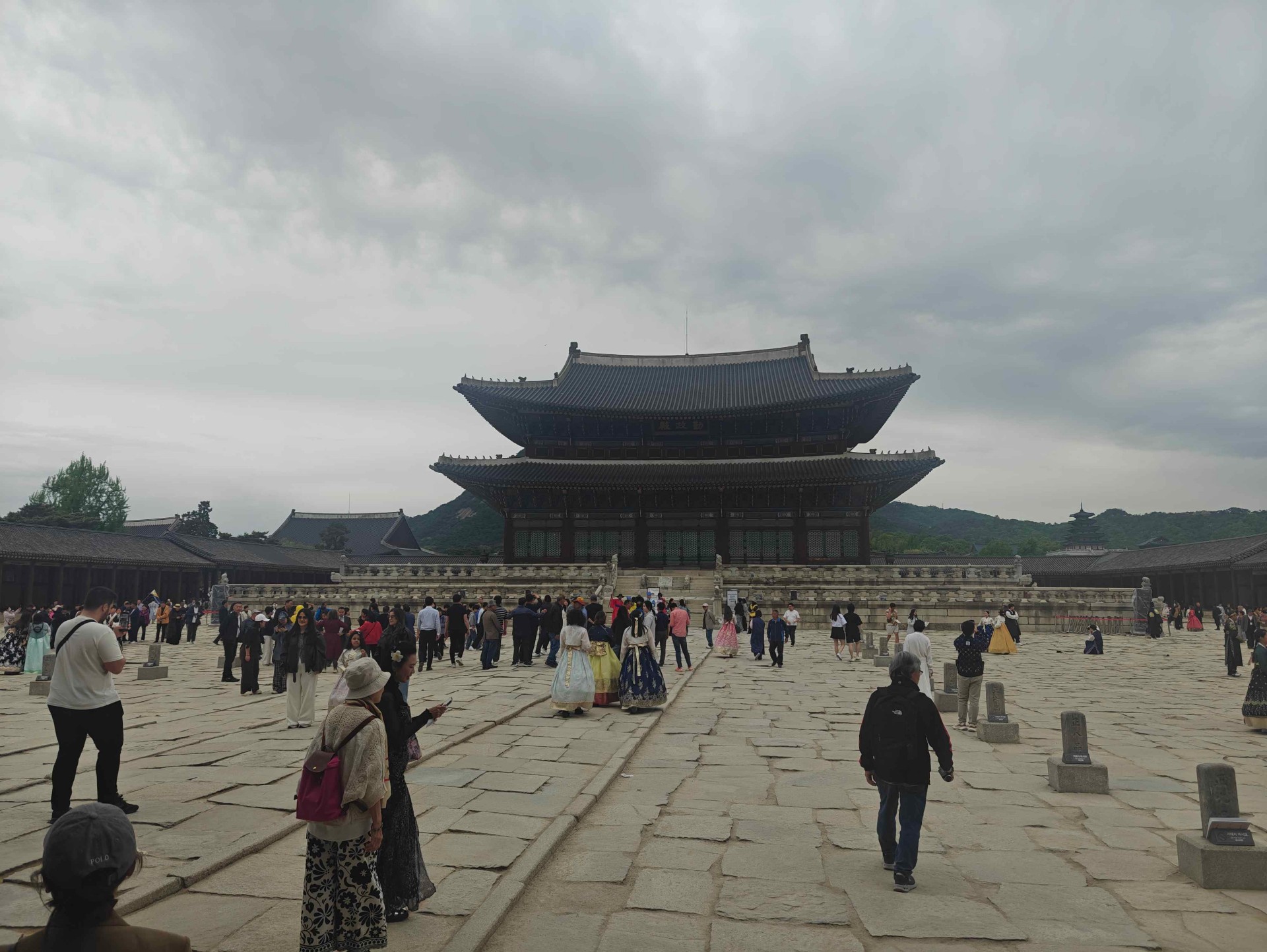 Gyeongbokgung-palatset med besökare i hanbok