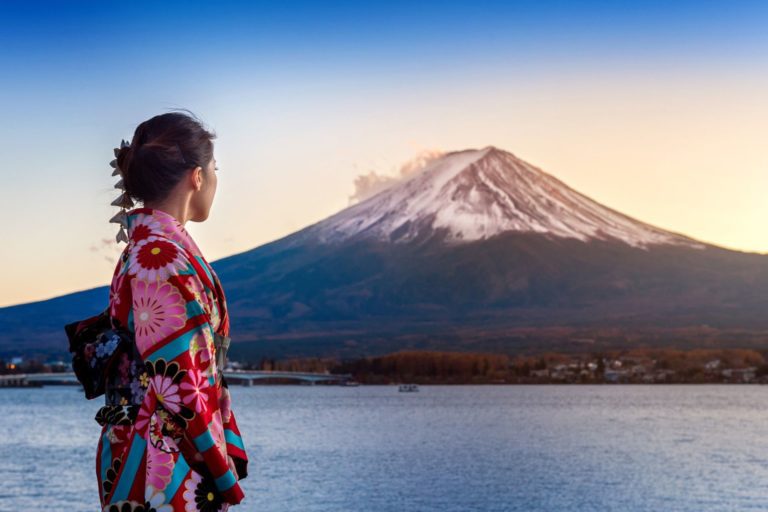 Kvinna njuter av utsikten över Hakone-sjön