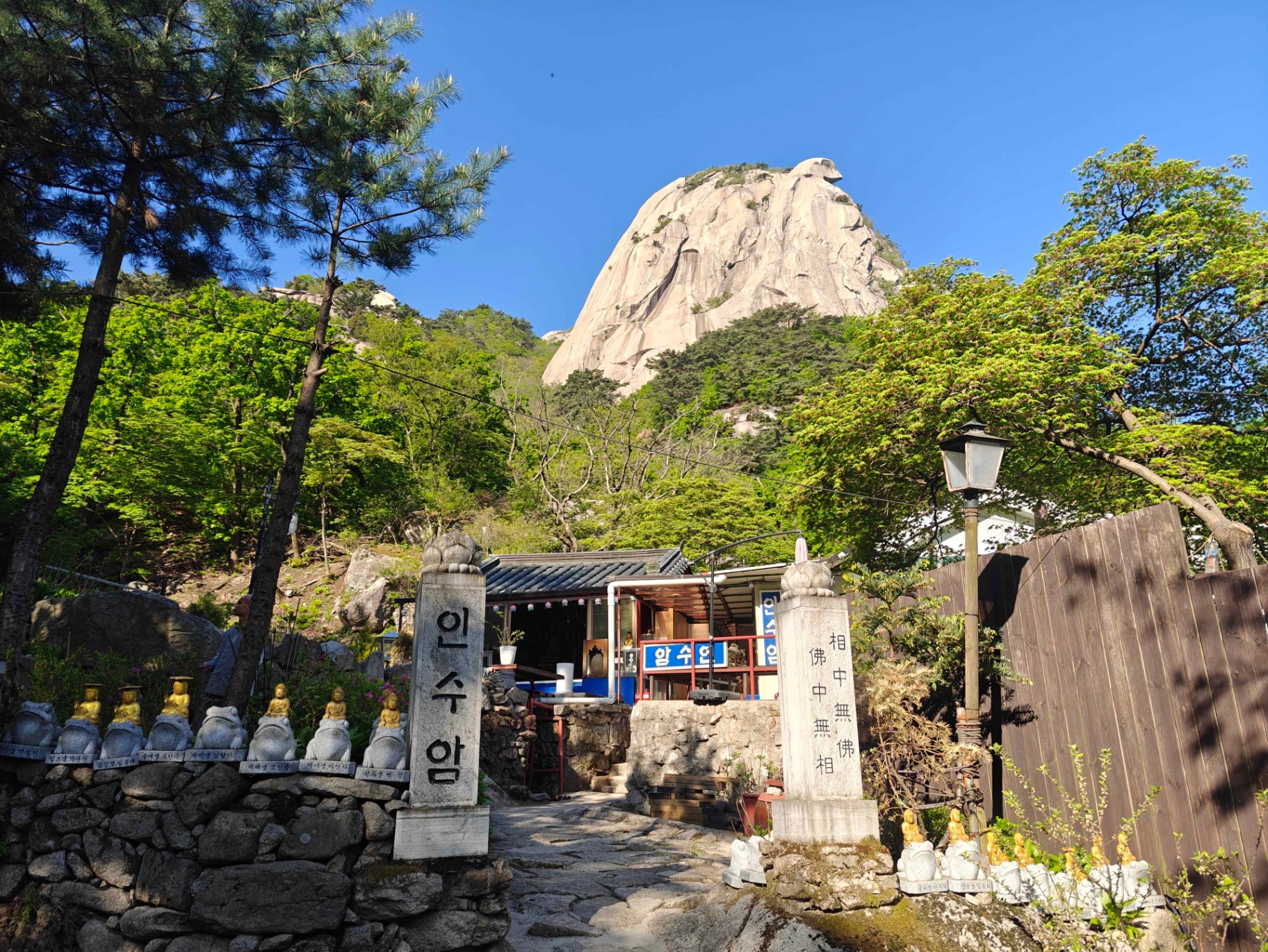 Insuam-tempel vid foten av Bukhansan
