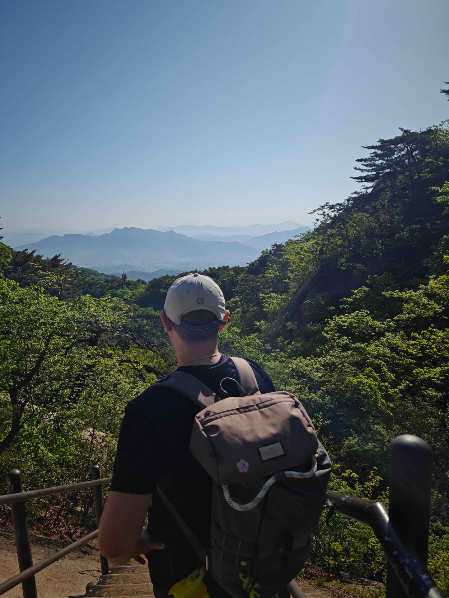 Joakim på vandring genom Bukhansans nationalpark