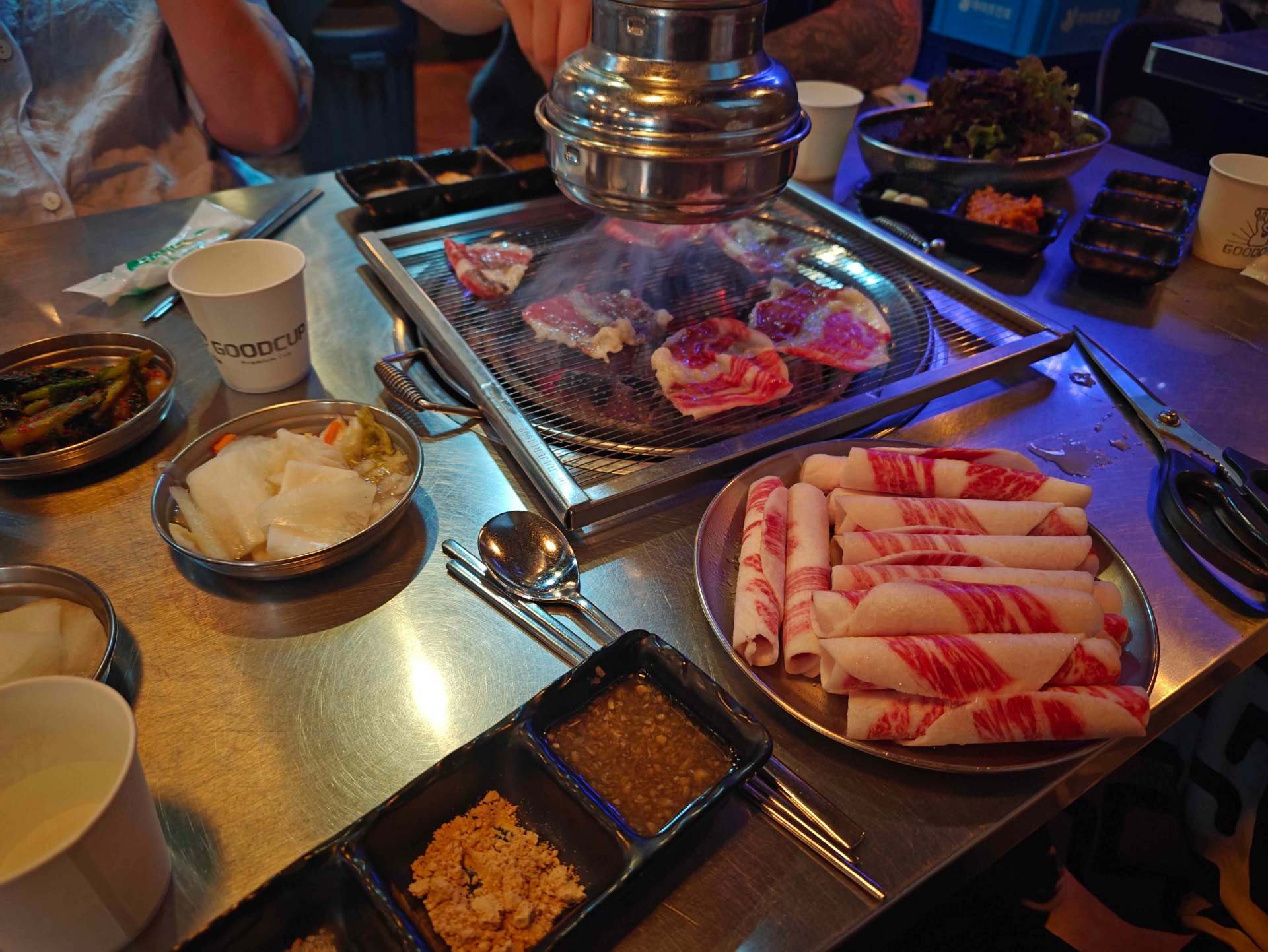Koreansk BBQ med marmorerat kött på grillen