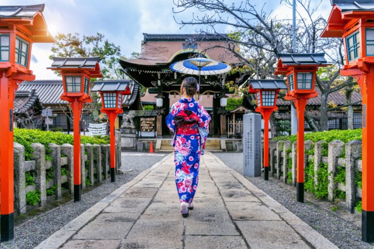 Elegant kvinna i vacker japansk kimono