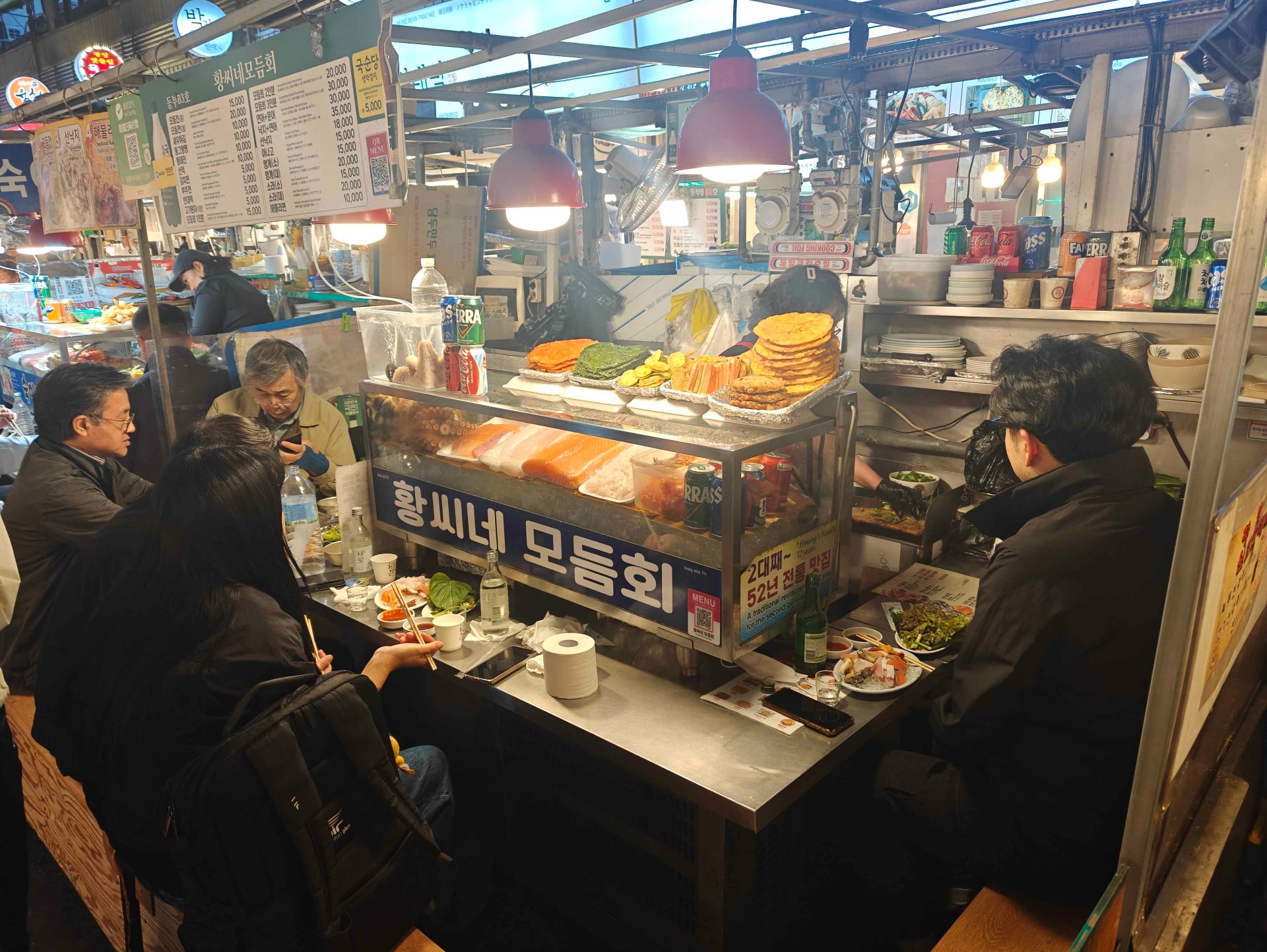 Stånd med färsk fisk på koreansk matmarknad