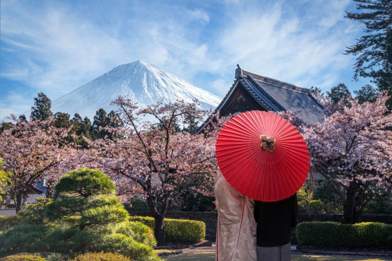 Par som beundrar utsikten över Mount Fuji