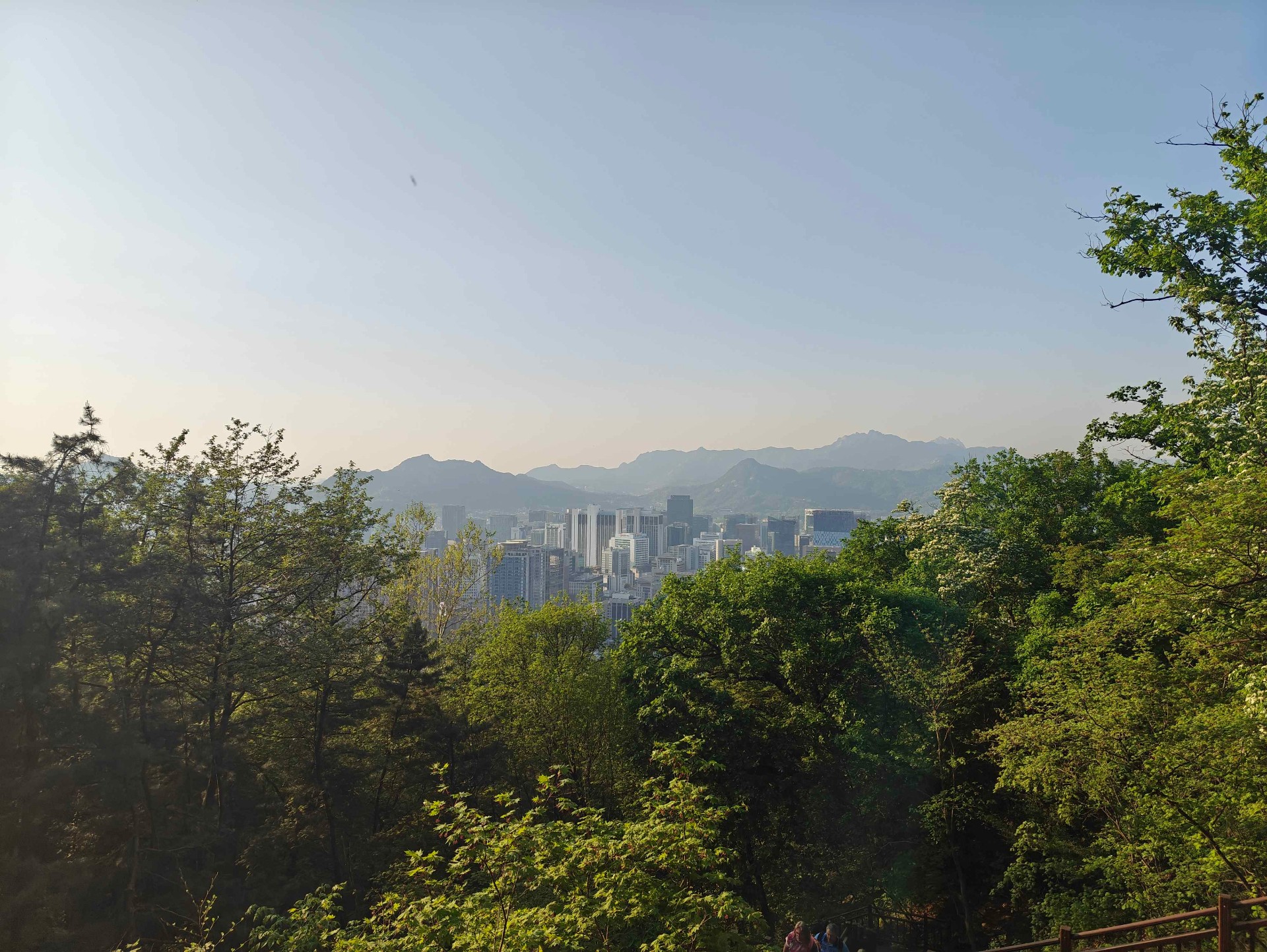 Utsikt över Seoul med berg i fjärran från Namsan