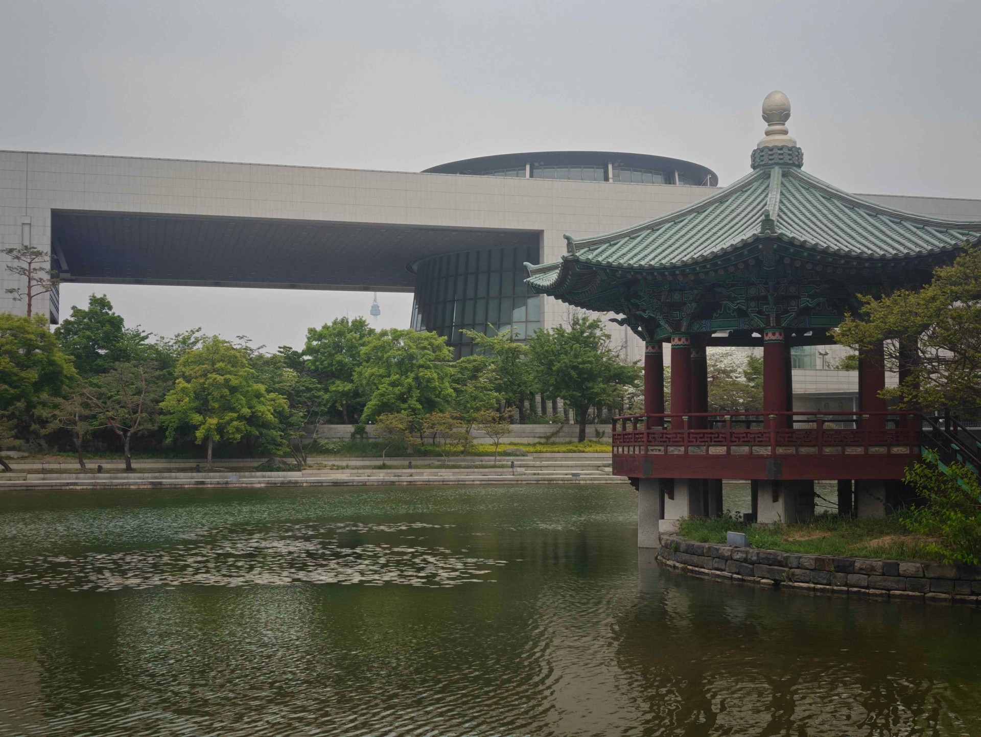 Traditionell paviljong vid Nationalmuseet i Seoul
