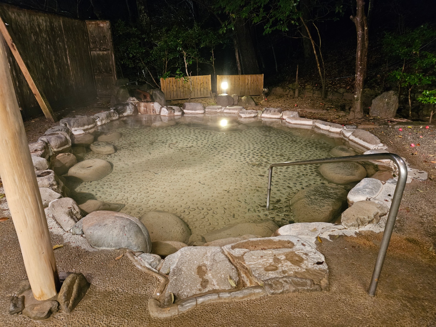 Utomhus onsen på kvällen
