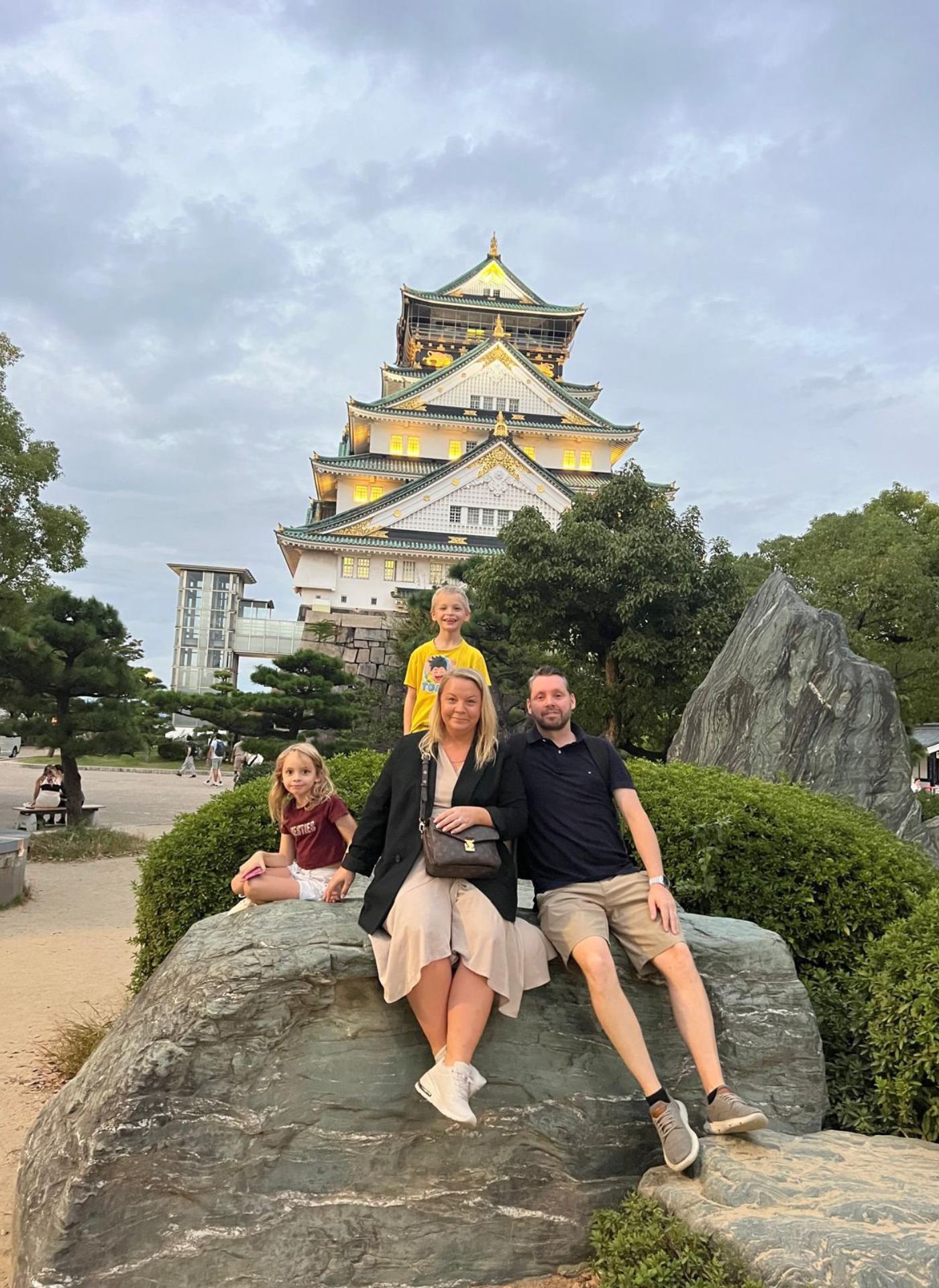 Osaka slott på kvällen