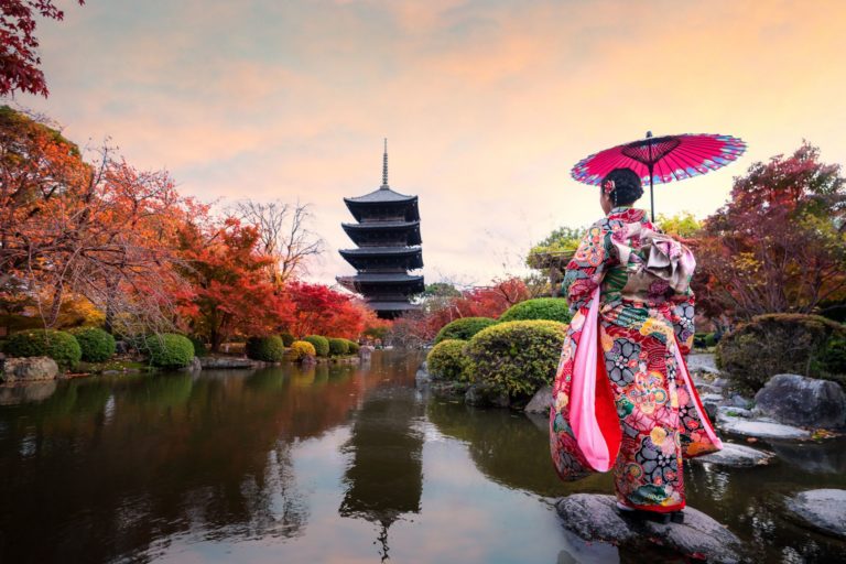 Traditionell japansk pagoda speglad i stilla sjö