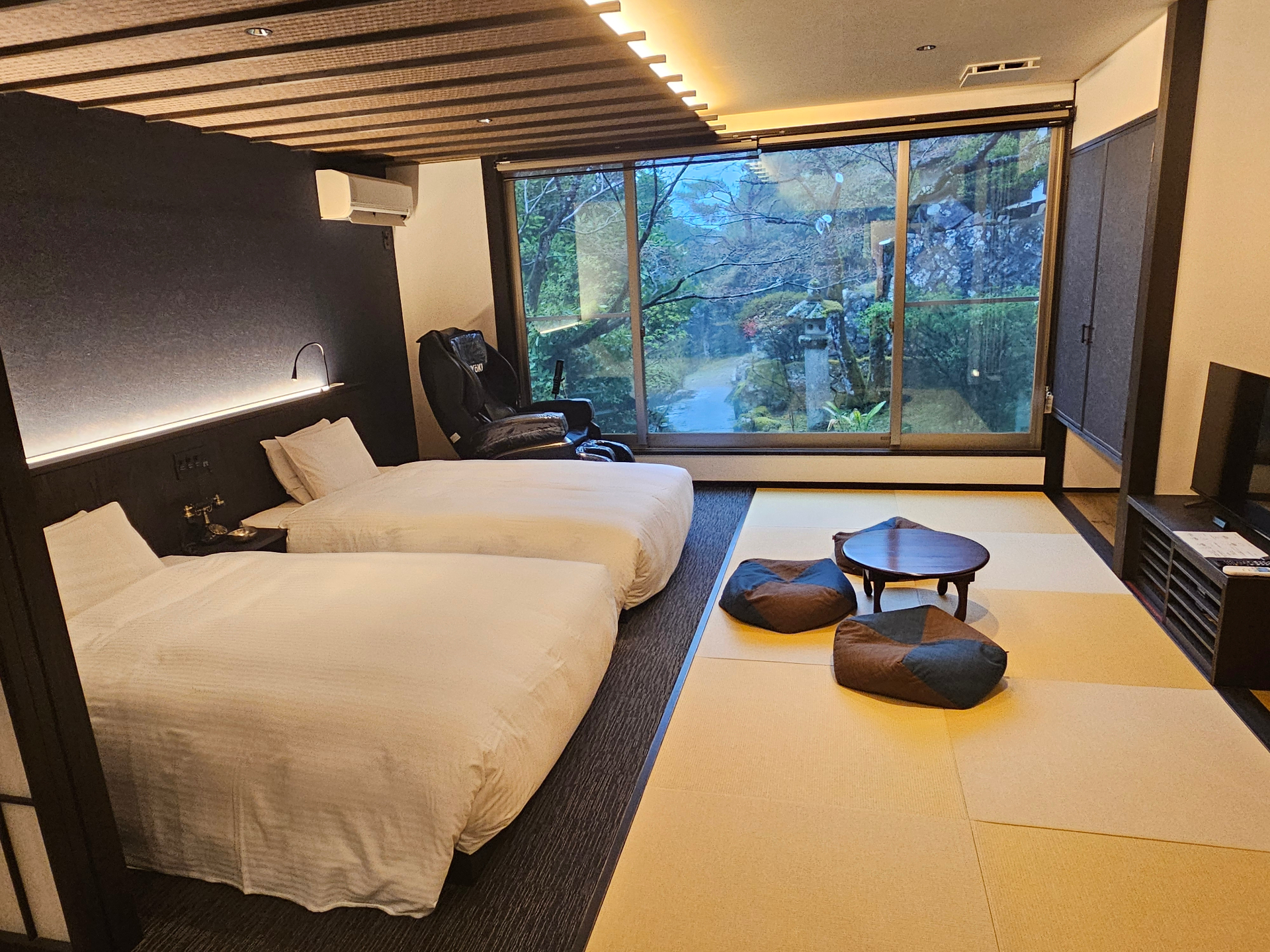Ryokan-rum med tatami och utsikt