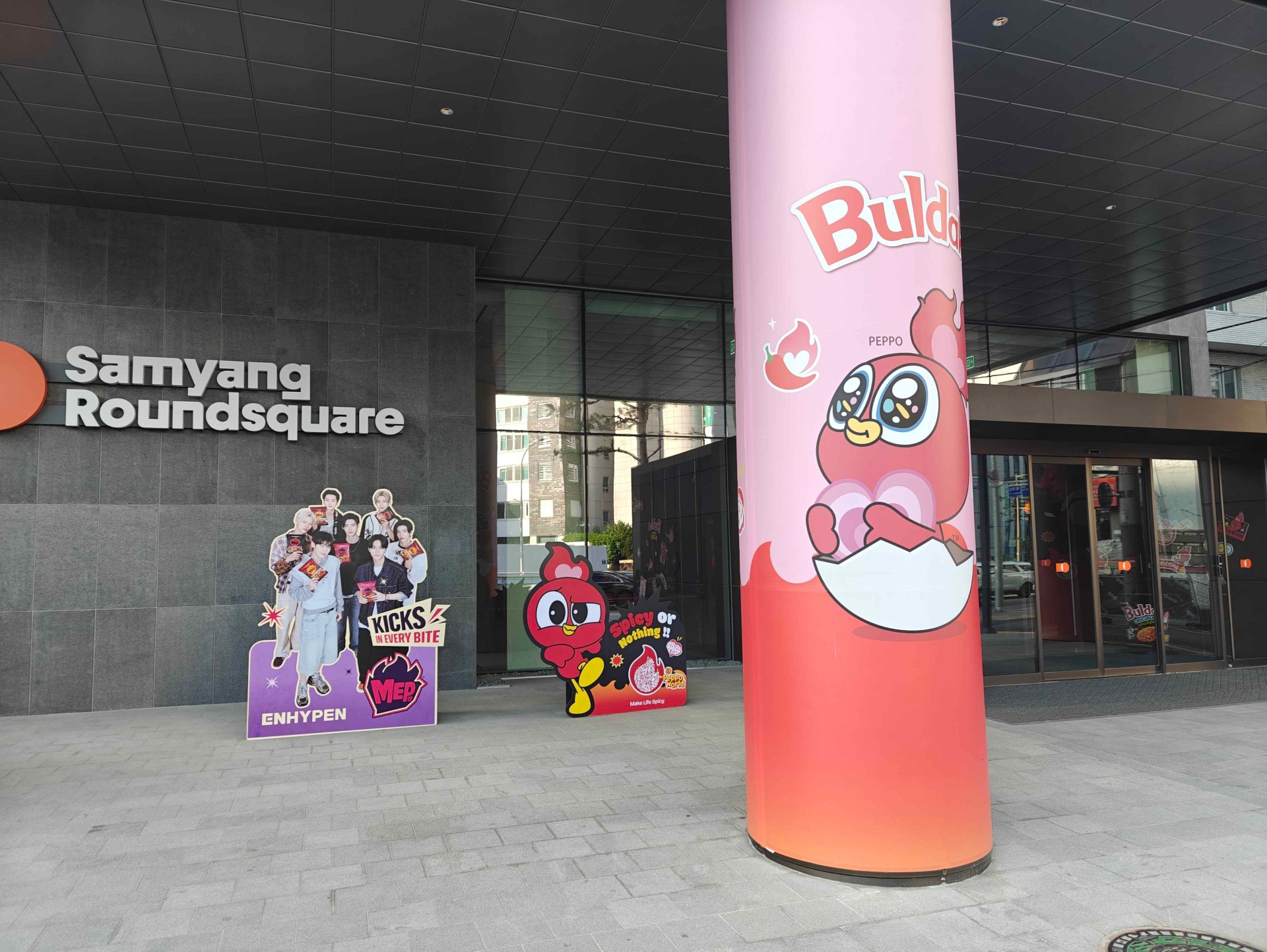 Samyang Roundsquare med Buldak-maskoten