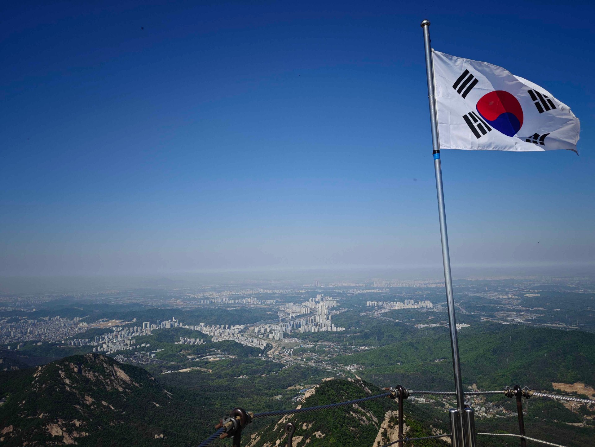 Sydkoreansk flagga vajar på toppen av Bukhansan