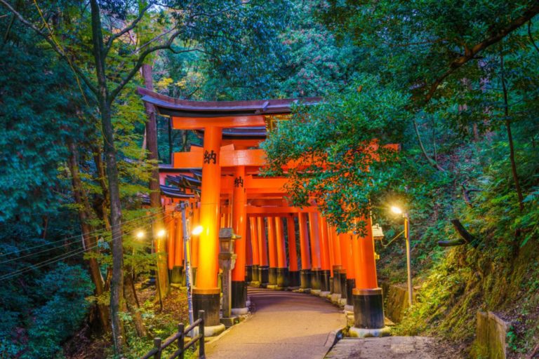 Vänner njuter av japansk mat tillsammans