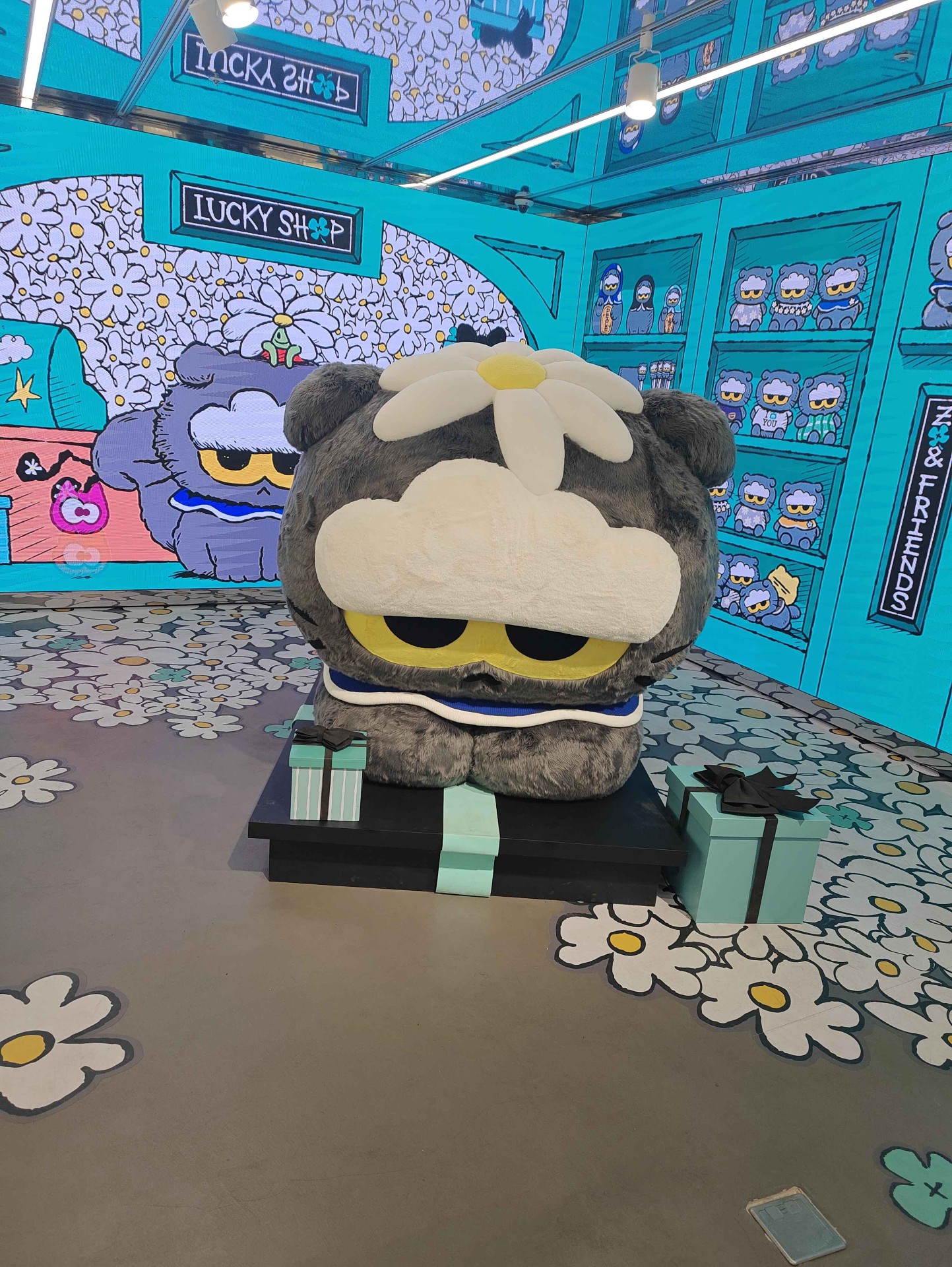 Zzang Friends Lucky Shop popup med stor maskot